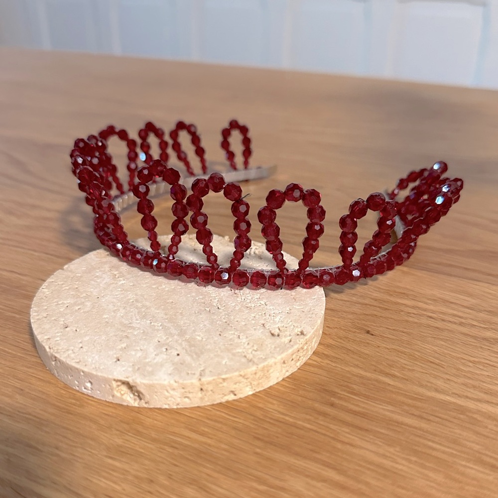 Simone Rocha Spring 2022 red bead scalloped crown headband